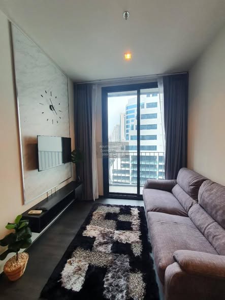 living room of The Edge Sukhumvit 23
