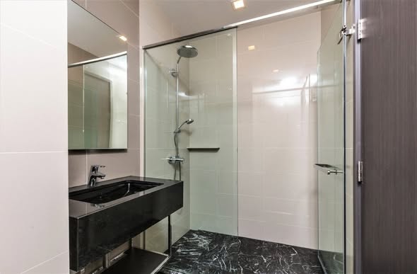 room interior and bathroom of The Edge Sukhumvit 23