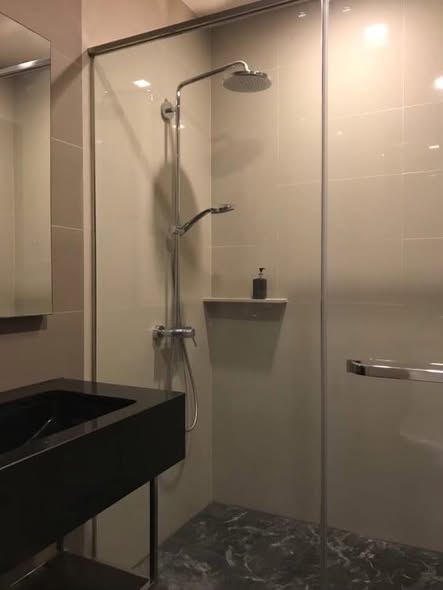 room interior and bathroom of The Edge Sukhumvit 23