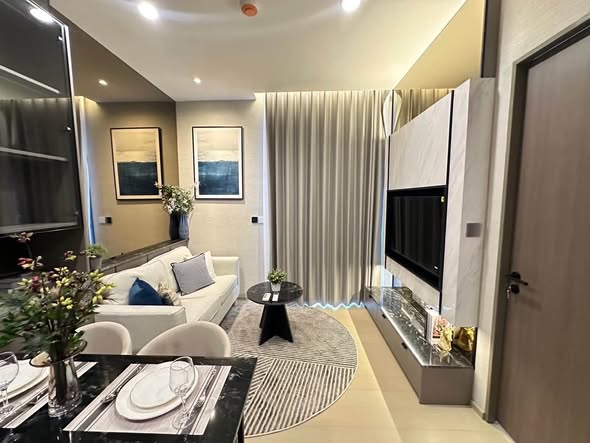 living room and bedroom of THE EXTRO Phayathai-Rangnam