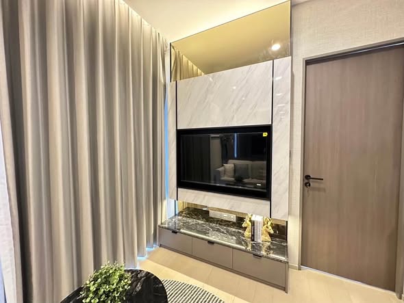 room interior and bathroom of THE EXTRO Phayathai-Rangnam
