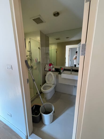 bathroom of The Kris 7