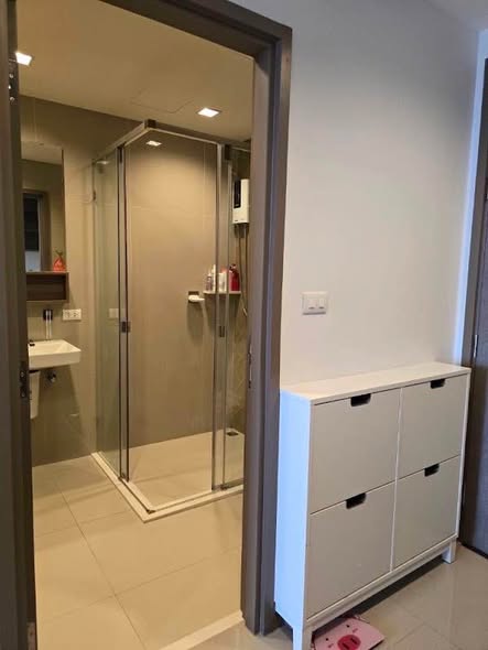room interior and bathroom of THE LINE Phahonyothin Park