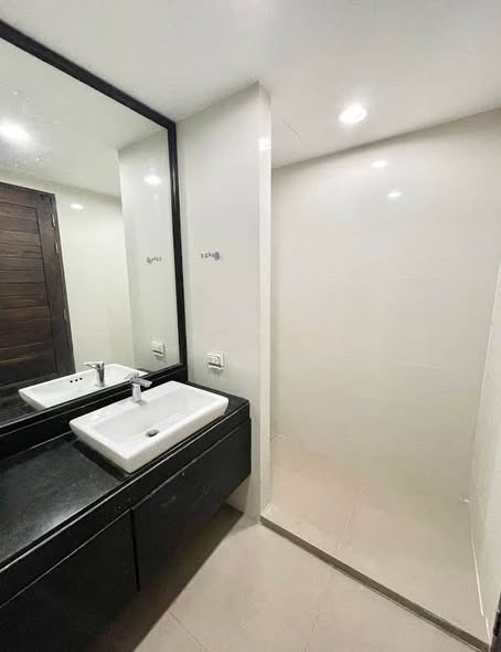 room interior and bathroom of THE LINE Phahonyothin Park