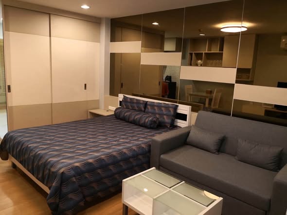 bedroom and room interior of The Link Sukhumvit 50