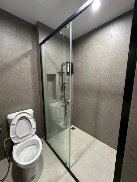room interior and bathroom of The Livin Ramkhamhaeng : เดอะ ลิฟวิ่น รามคำแหง
