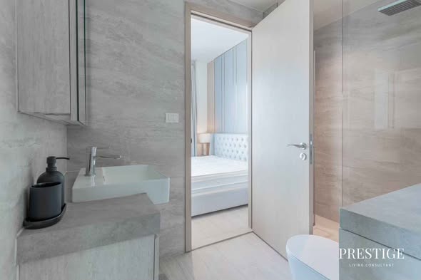 bedroom and bathroom of The Lofts Silom by Raimon Land