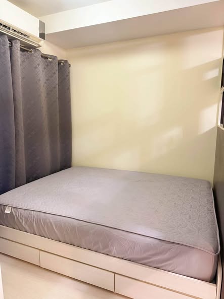 bedroom of The Log 3 Condominium