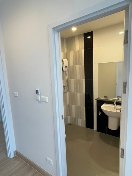 room interior and bathroom of The Master @BTS Udomsuk เดอะ มาสเตอร์ แอท บีทีเอส อุดมสุข
