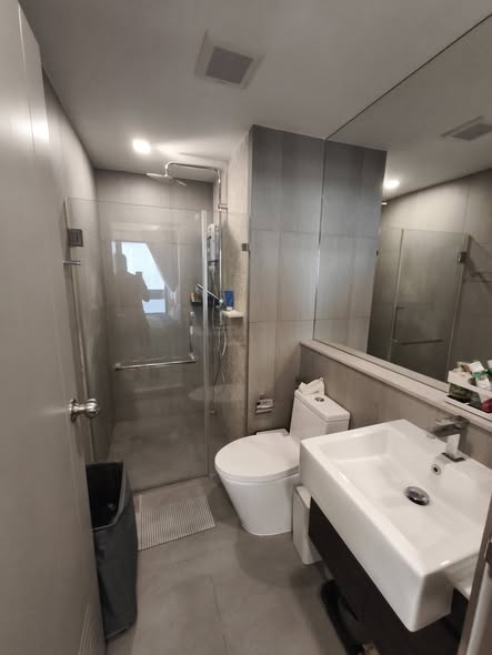 room interior and bathroom of The Politan Breeze : เดอะ โพลิแทน บรีซ