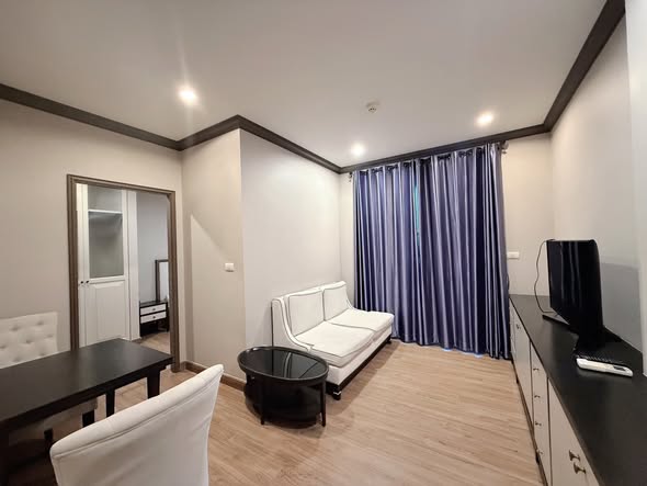 bedroom and room interior of The Reserve Kasemsan 3