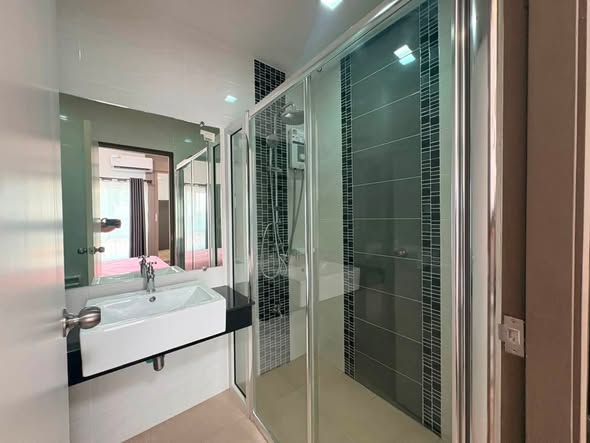 room interior and bathroom of The Rich Rama 9 – Srinagarindra