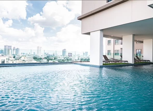 pool of The Rich Sathon-Taksin