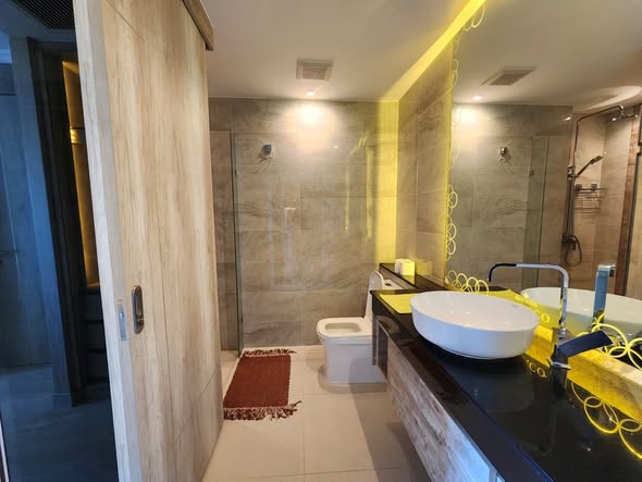room interior and bathroom of The Riviera Monaco เดอะ ริเวียร่า โมนาโค
