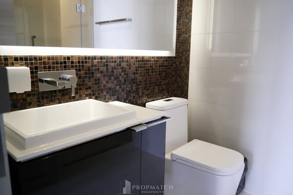 bathroom of The Room Sathon @ St. Louis