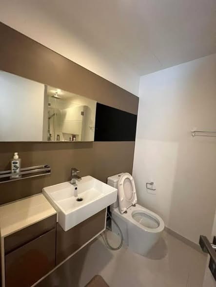 bathroom of The Room Sathon-Taksin