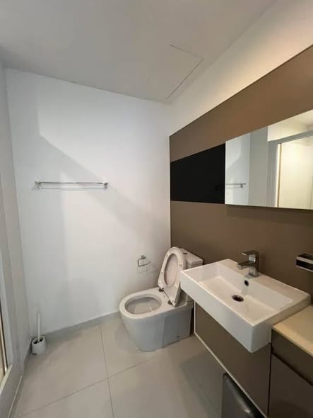 bathroom of The Room Sathon-Taksin