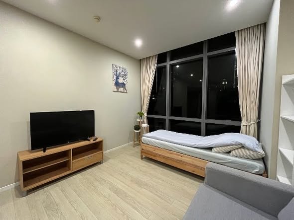 bedroom and room interior of The Room Sukhumvit 21