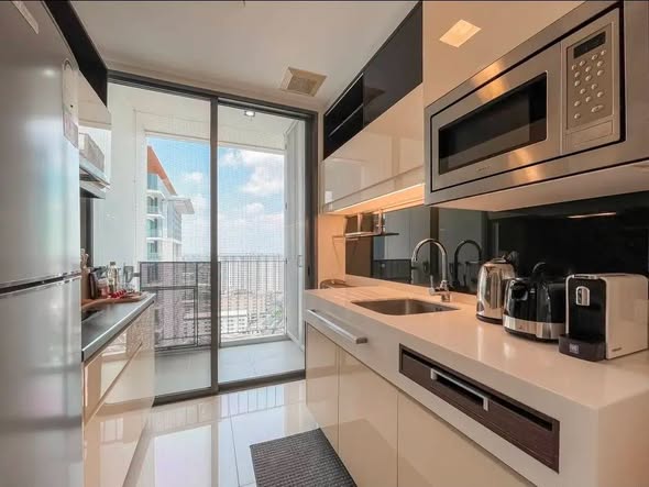kitchen of The Room Sukhumvit 62