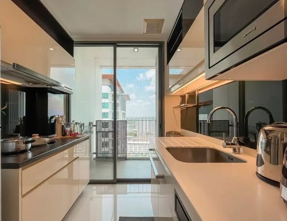 kitchen of The Room Sukhumvit 62