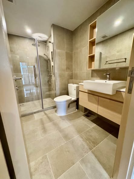 room interior and bathroom of The SHADE Sathon 1 (เดอะเชดด์ สาทร 1)