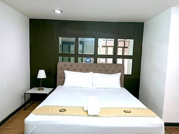 bedroom of The Waterford Park