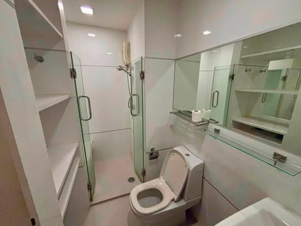 room interior and bathroom of Thru Thong Lor