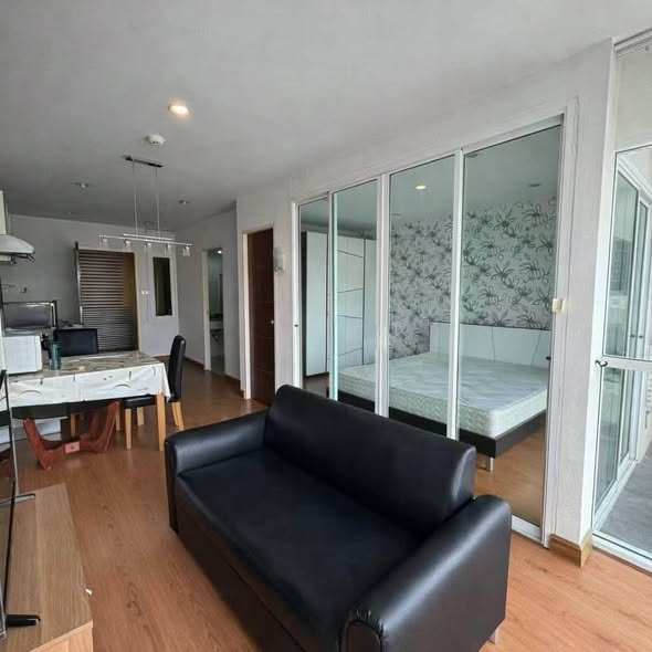 bedroom and room interior of Tourmaline Gold