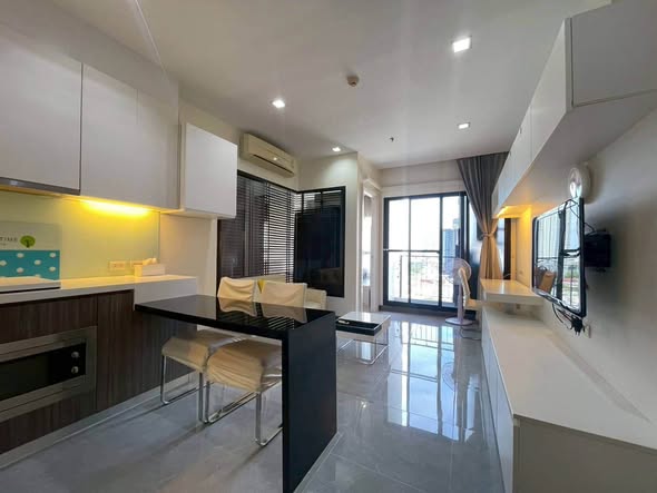 living room and kitchen of Urbano Absolute Sathon-Taksin