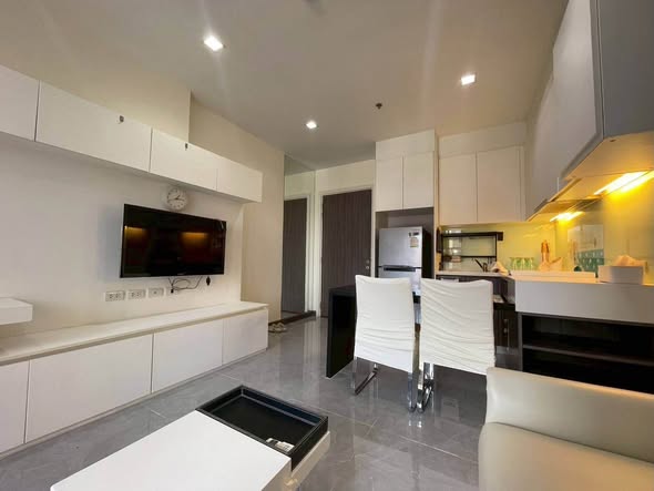 living room and kitchen of Urbano Absolute Sathon-Taksin