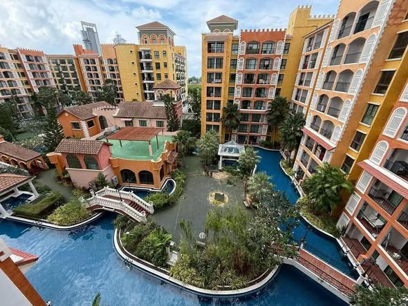 pool of Venetian Signature Condo Resort Pattaya