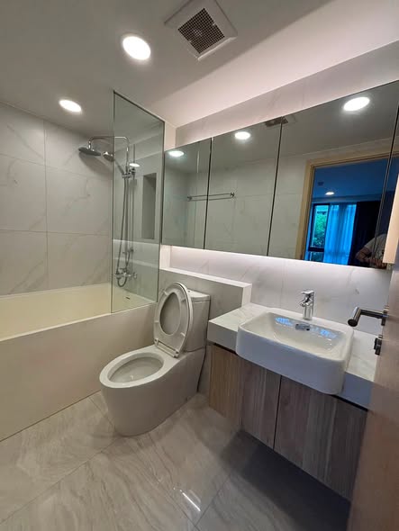 bathroom of Walden Asoke