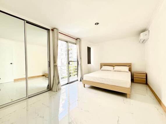 bedroom and room interior of Waterford Park Rama 4