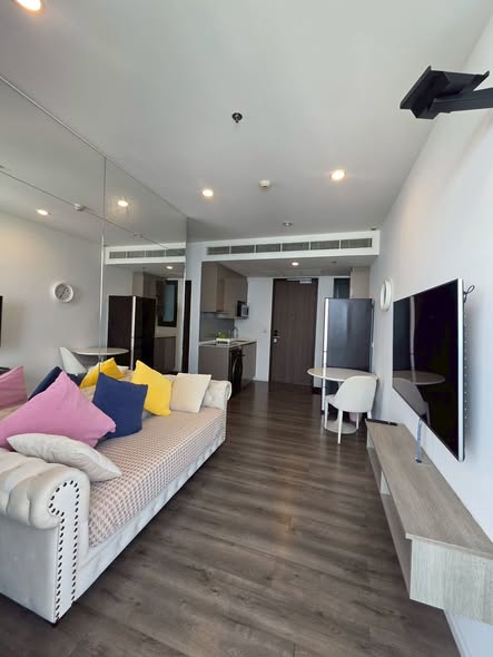 living room and room interior of Whizdom Essence Sukhumvit วิสซ์ดอม เอสเซ้นส์ สุขุมวิท