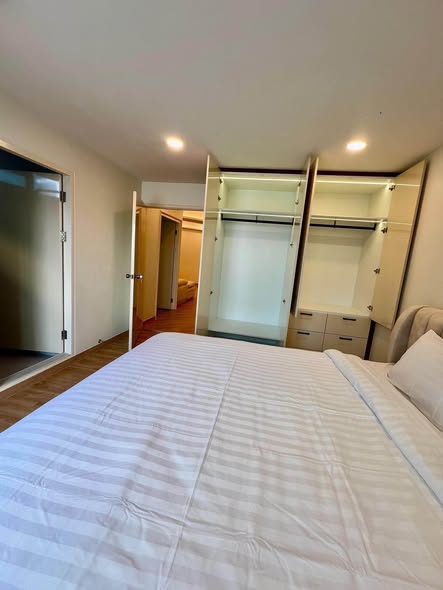 bedroom and room interior of Witthayu Complex
