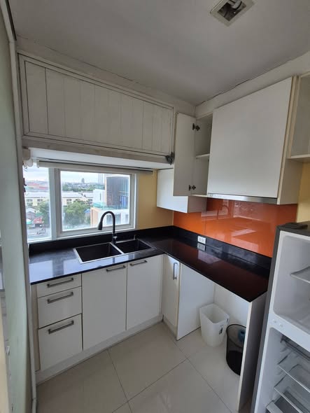 kitchen of คอนโด ไนซ์ สวีทส์ สนามบินน้ำ อาคาร 1