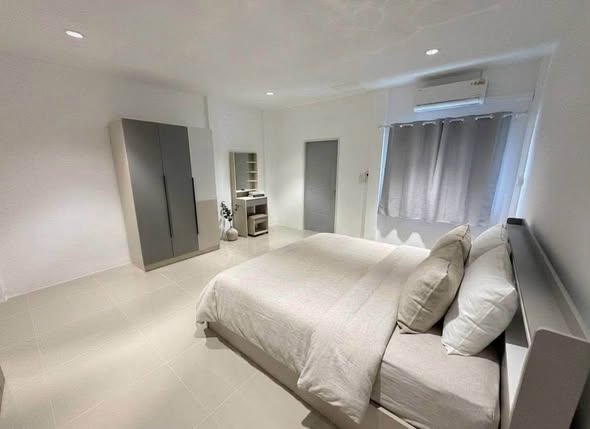 bedroom of ขายทาวน์โฮม สูง 2 ชั้น พื้นที่ 20 ตร.ว. 3 นอน 2 น้ำ 1 ครัว เดอะเมโทร รัตนาธิเบศร์
