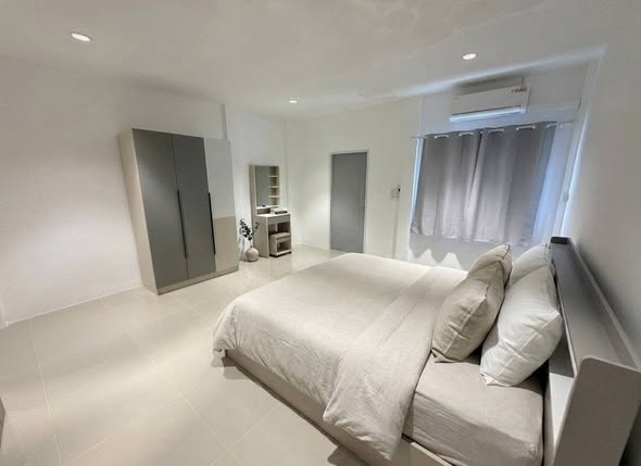 bedroom and room interior of ขายทาวน์โฮม สูง 2 ชั้น พื้นที่ 20 ตร.ว. 3 นอน 2 น้ำ 1 ครัว เดอะเมโทร รัตนาธิเบศร์