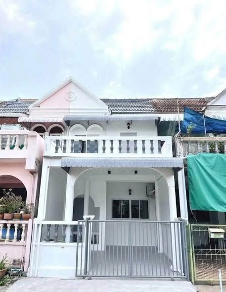 ขายทาวน์โฮม สูง 2 ชั้น พื้นที่ 20 ตร.ว. 3 นอน 2 น้ำ 1 ครัว เดอะเมโทร รัตนาธิเบศร์