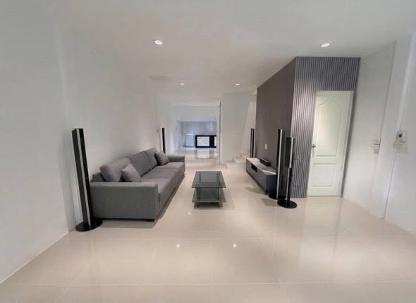 living room of ขายทาวน์โฮม สูง 2 ชั้น พื้นที่ 20 ตร.ว. 3 นอน 2 น้ำ 1 ครัว เดอะเมโทร รัตนาธิเบศร์