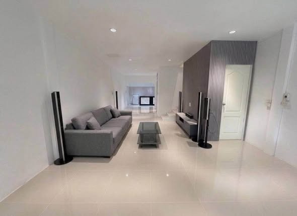 living room of ขายทาวน์โฮม สูง 2 ชั้น พื้นที่ 20 ตร.ว. 3 นอน 2 น้ำ 1 ครัว เดอะเมโทร รัตนาธิเบศร์