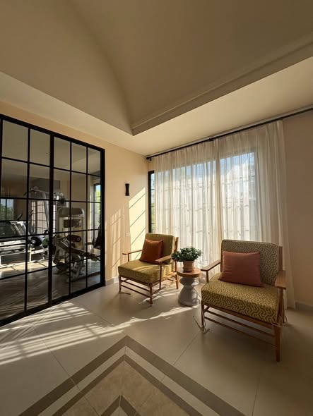 living room and room interior of ขายทาวน์โฮม สูง 2 ชั้น พื้นที่ 20 ตร.ว. 3 นอน 2 น้ำ 1 ครัว เดอะเมโทร รัตนาธิเบศร์