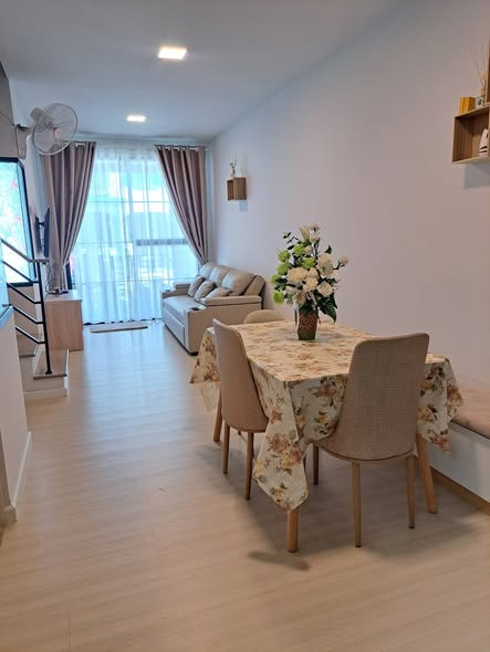living room and room interior of ขายทาวน์โฮม สูง 2 ชั้น พื้นที่ 20 ตร.ว. 3 นอน 2 น้ำ 1 ครัว เดอะเมโทร รัตนาธิเบศร์