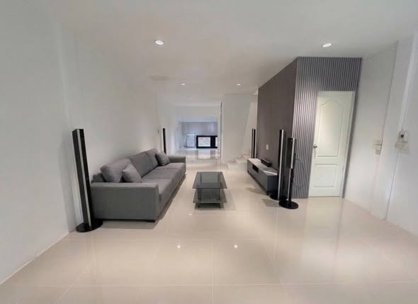 living room and room interior of ขายทาวน์โฮม สูง 2 ชั้น พื้นที่ 20 ตร.ว. 3 นอน 2 น้ำ 1 ครัว เดอะเมโทร รัตนาธิเบศร์