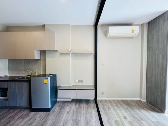 kitchen of บราวน์ คอนโด รัชดา 32