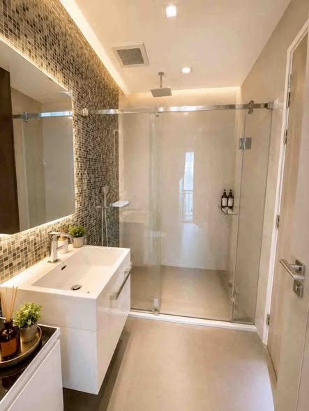 room interior and bathroom of 333 Riverside