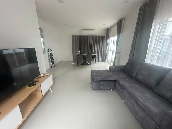 living room and bedroom of แกรนดิโอ บางนา กม.5