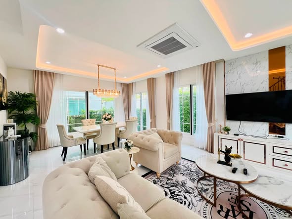 living room and bedroom of แกรนดิโอ บางนา กม.5