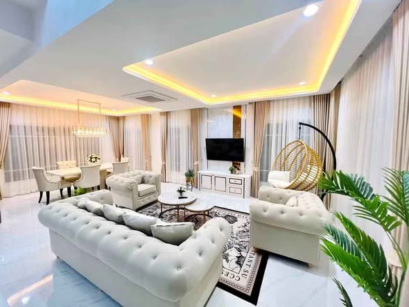 living room and bedroom of แกรนดิโอ บางนา กม.5