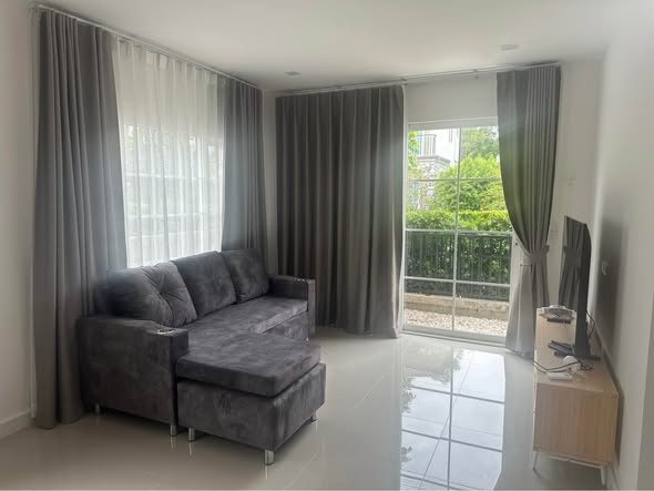 living room and bedroom of แกรนดิโอ บางนา กม.5